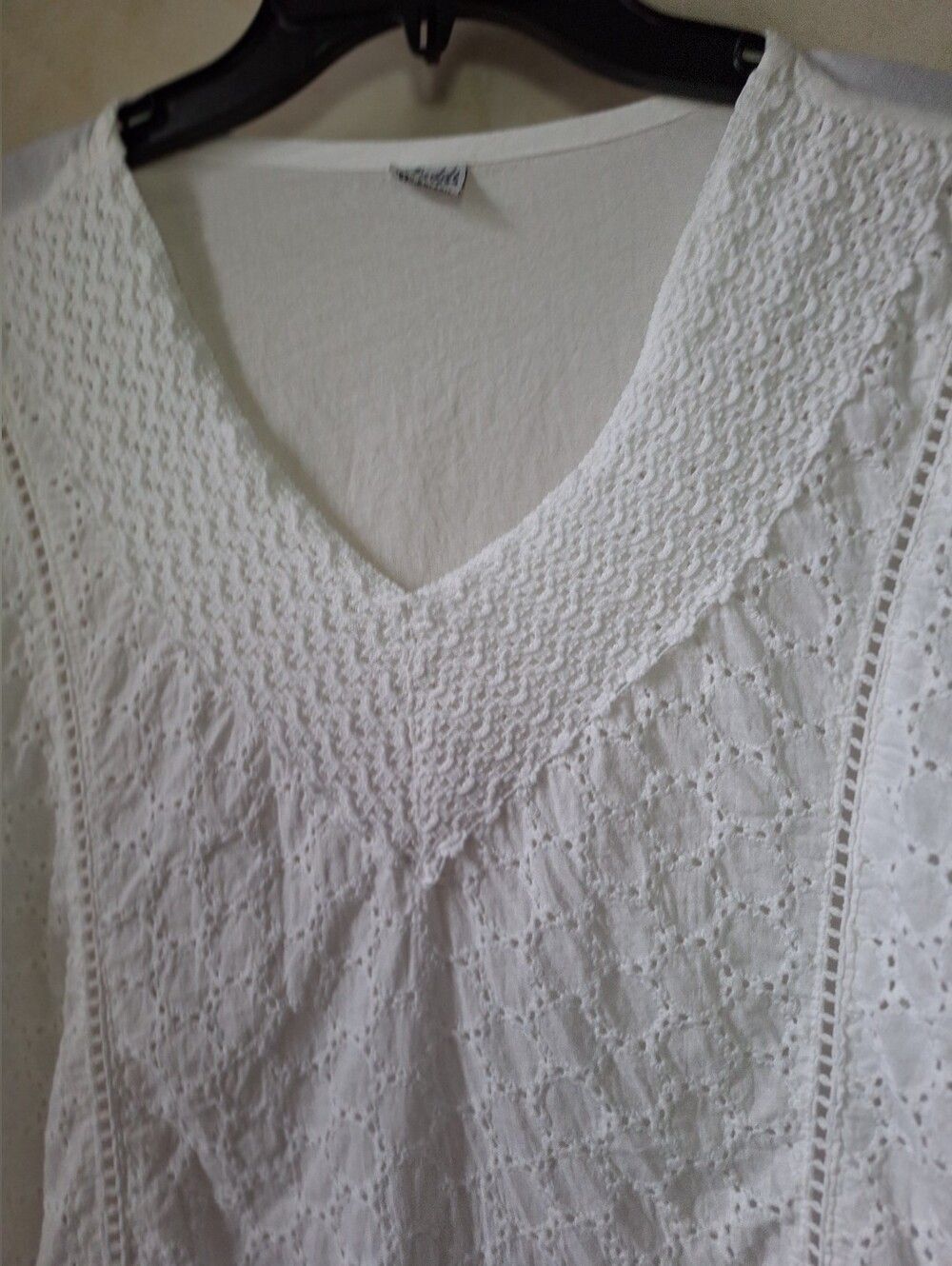 XL White Eyelette Tunic Top V-shaped Front 3/4 InSleeves - Picture 4 of 10